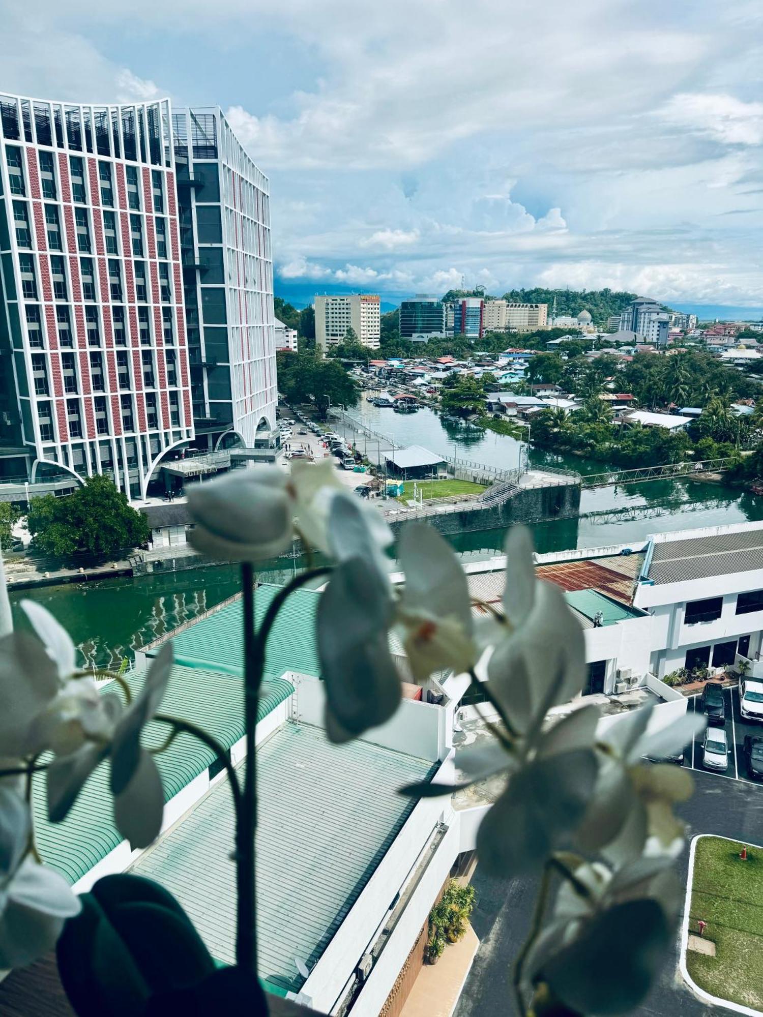 Riverside Opulent Nights At Sky Hotel Kota Kinabalu Exteriör bild