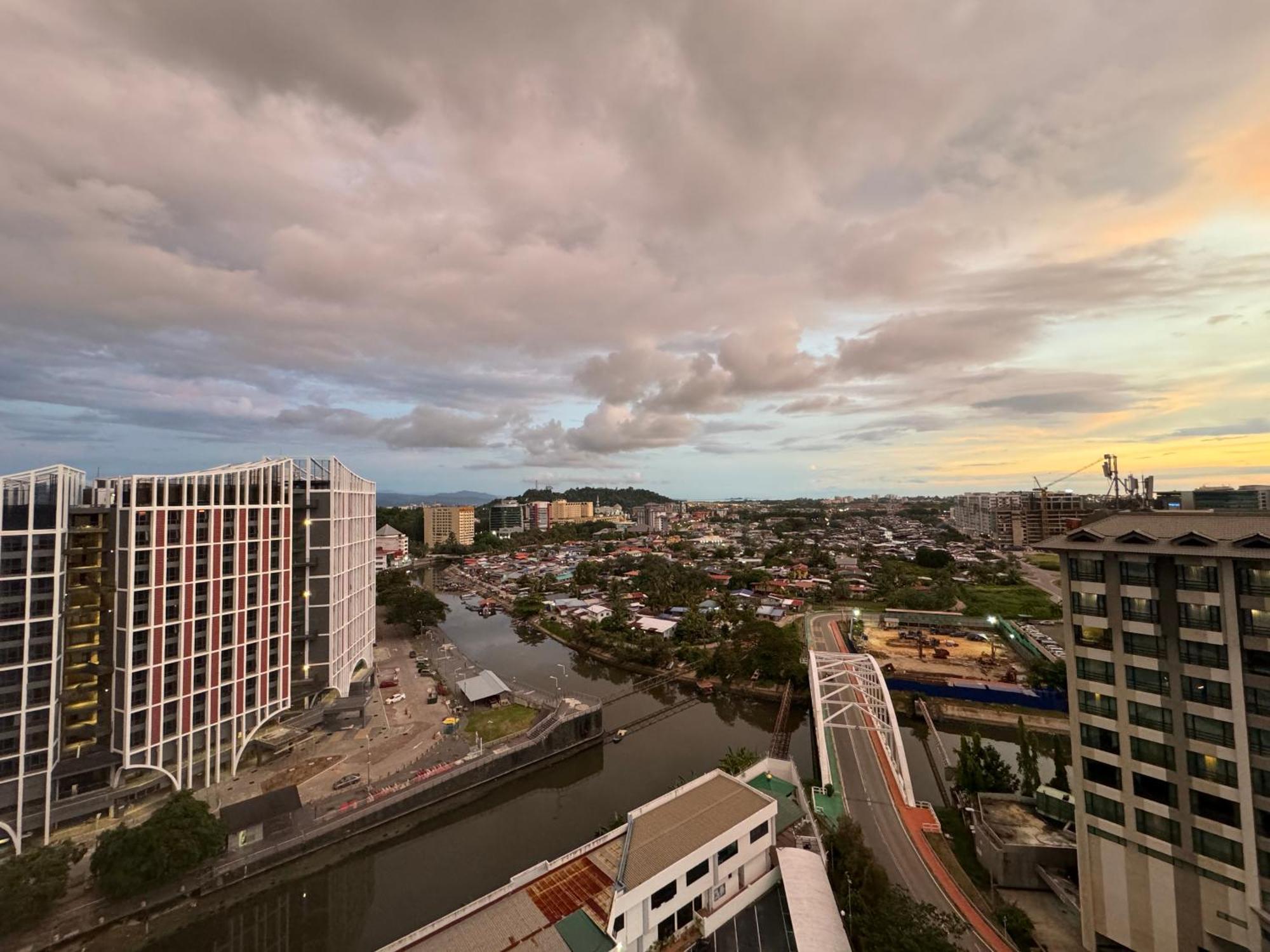 Riverside Opulent Nights At Sky Hotel Kota Kinabalu Exteriör bild