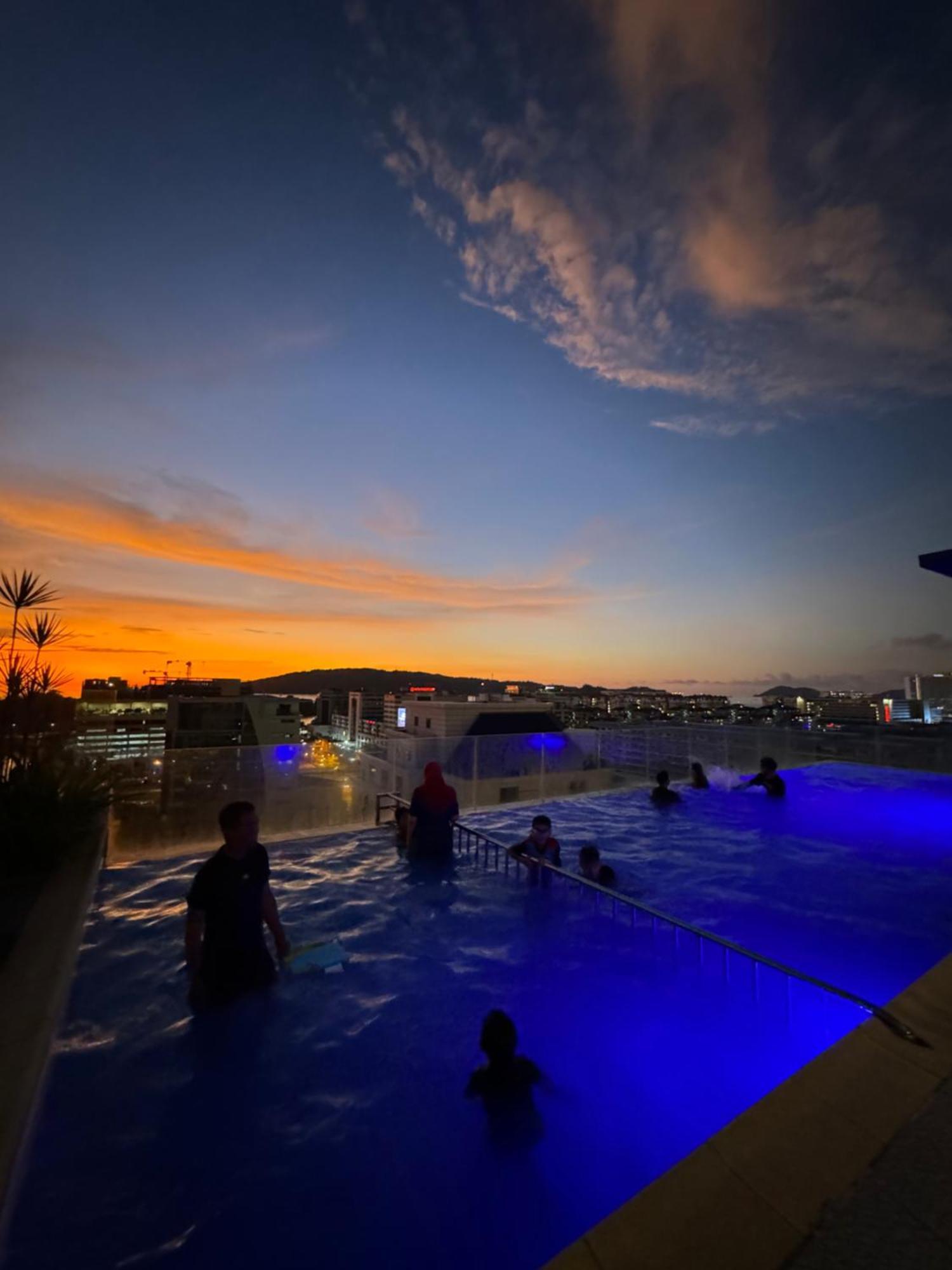 Riverside Opulent Nights At Sky Hotel Kota Kinabalu Exteriör bild
