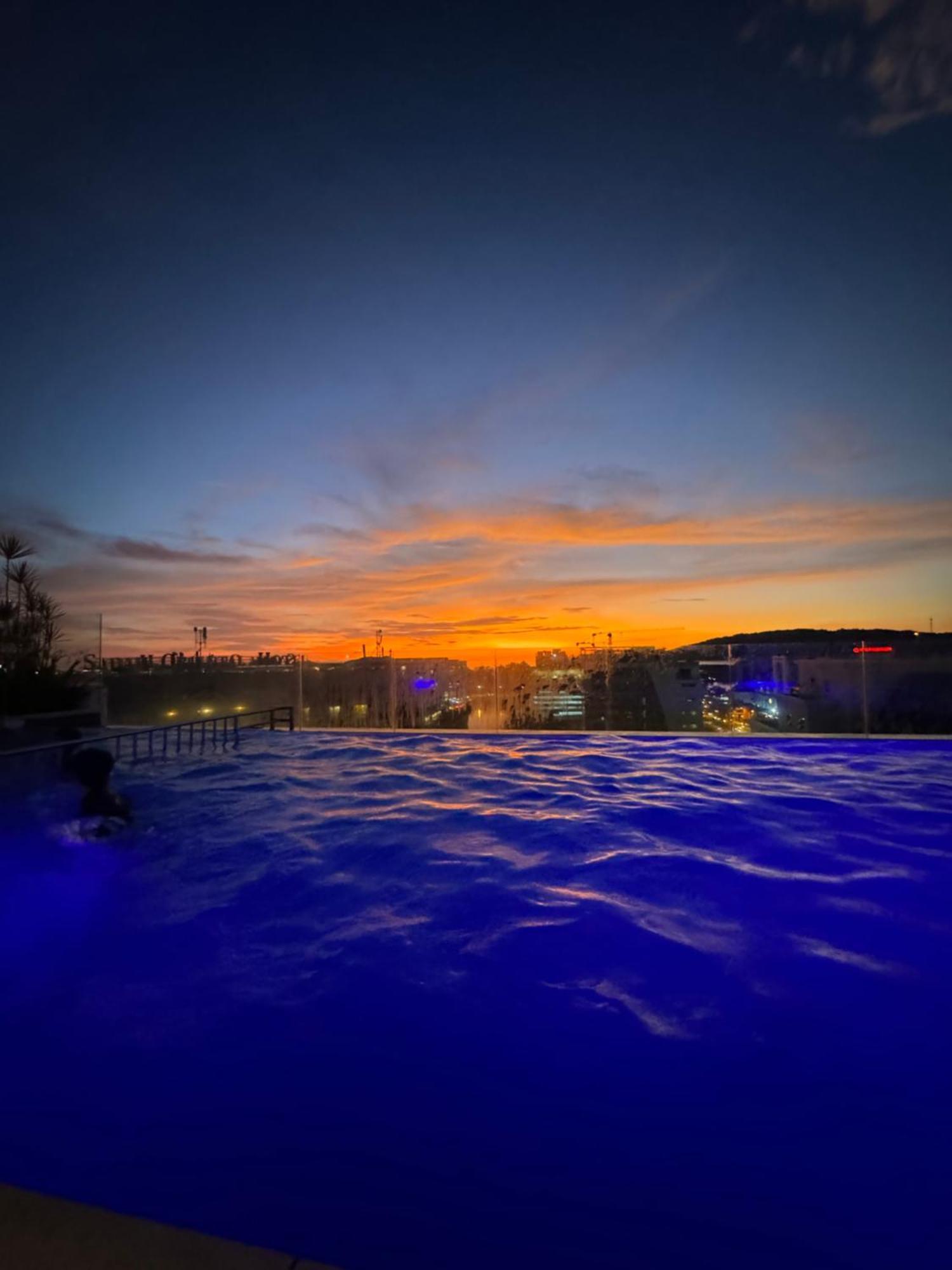 Riverside Opulent Nights At Sky Hotel Kota Kinabalu Exteriör bild
