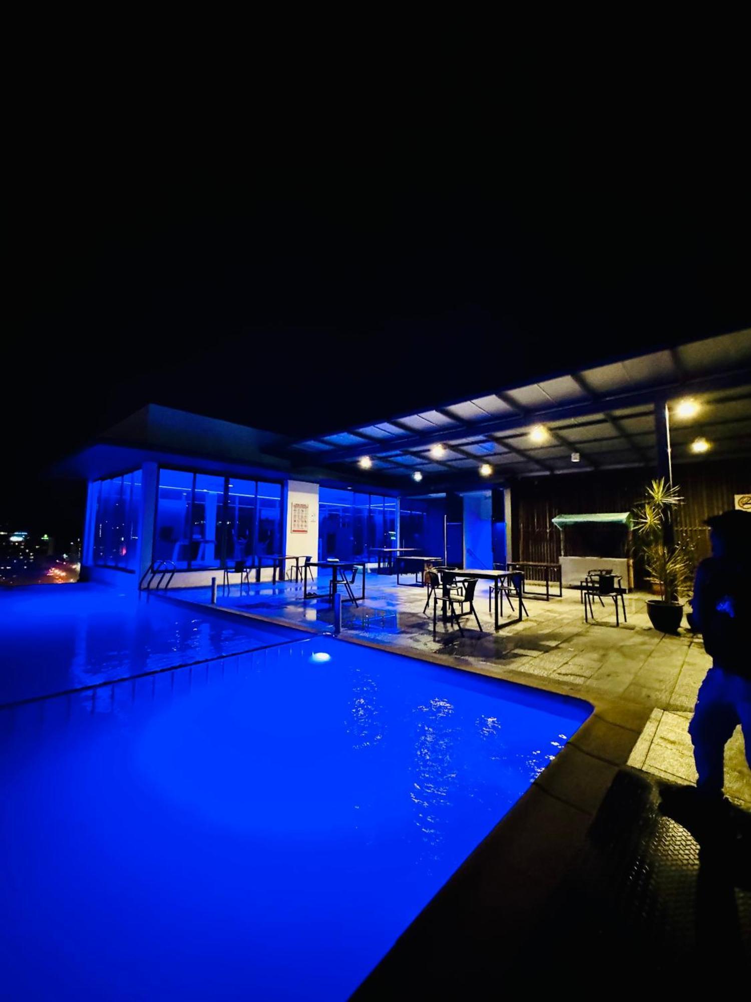 Riverside Opulent Nights At Sky Hotel Kota Kinabalu Exteriör bild