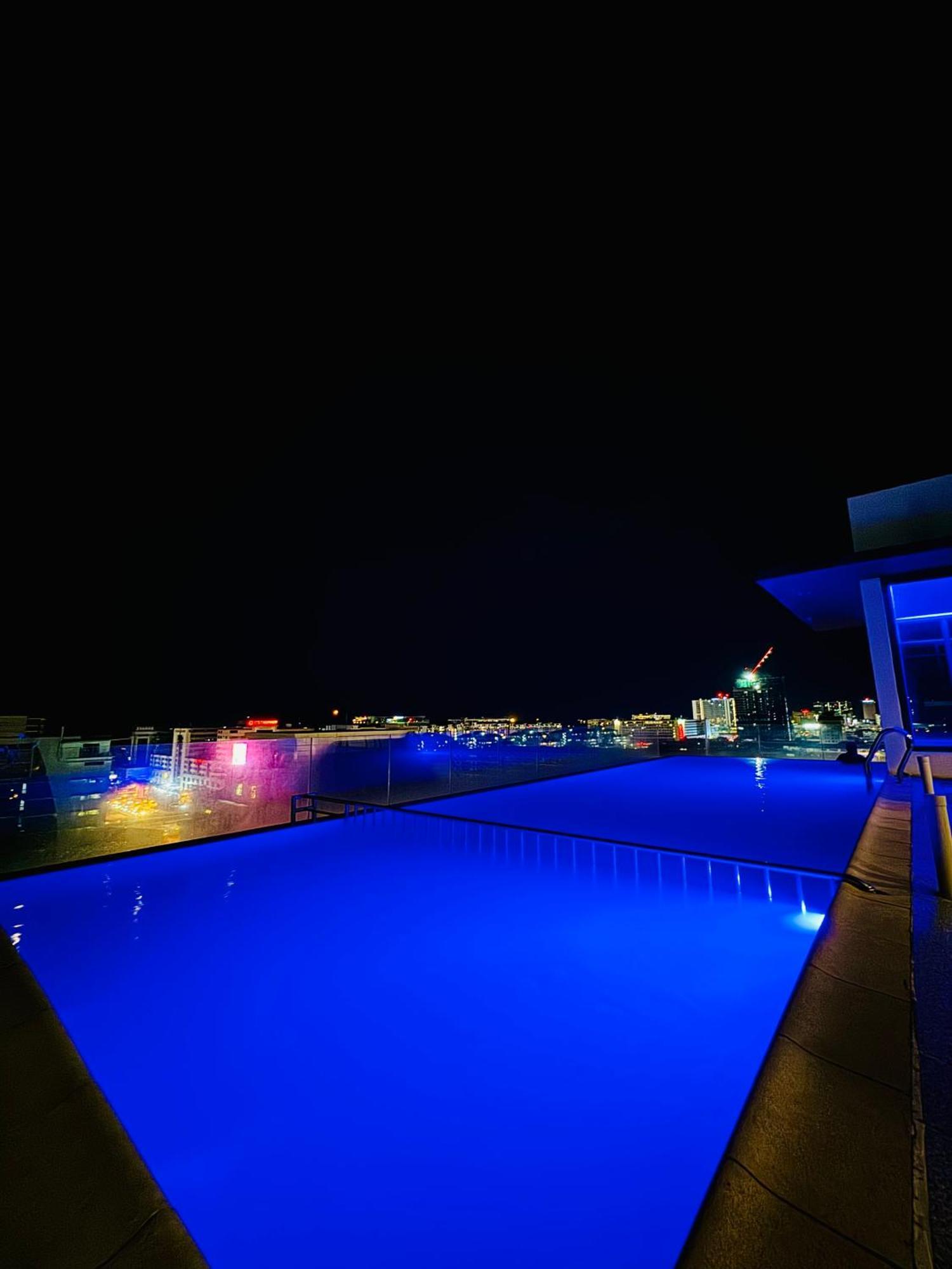 Riverside Opulent Nights At Sky Hotel Kota Kinabalu Exteriör bild