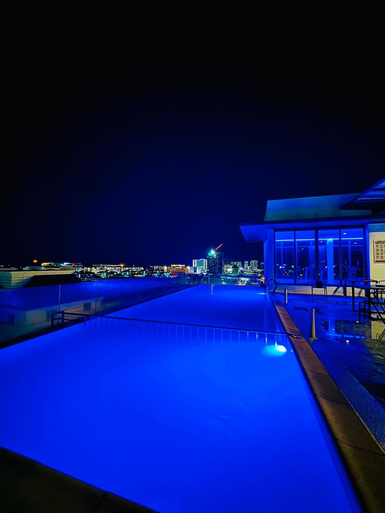 Riverside Opulent Nights At Sky Hotel Kota Kinabalu Exteriör bild