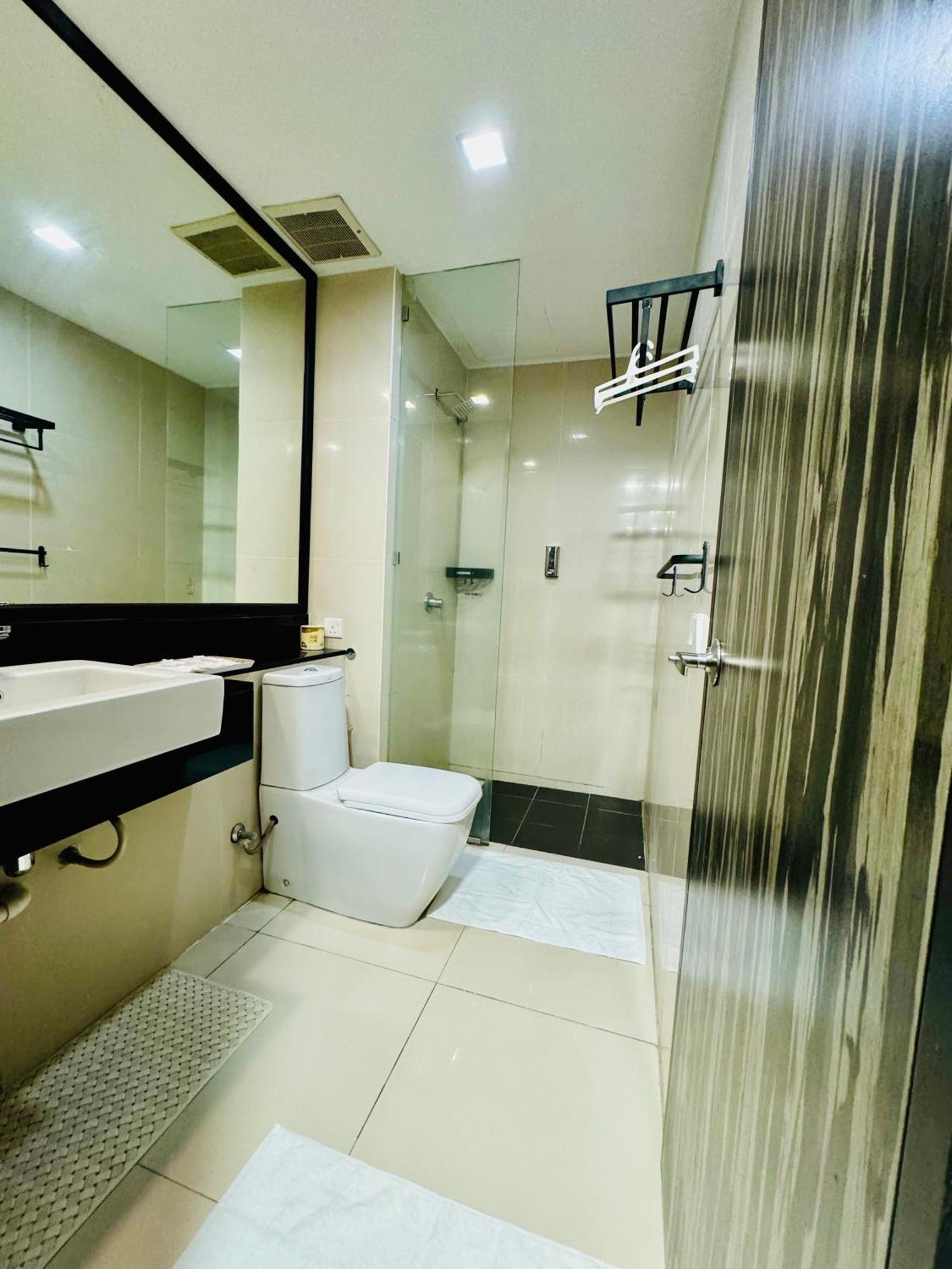 Riverside Opulent Nights At Sky Hotel Kota Kinabalu Exteriör bild